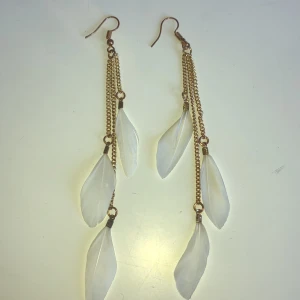 Tre örhängen rosa svart o vit! - Tre par fina örhängen bra skick aldrig använt!