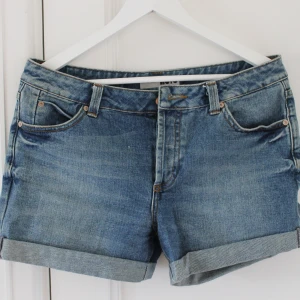 Jeansshorts i nyskick - Endast prövade jeansshorts i fint slitet jeanstyg. 🤍 Köparen står för frakt. Hör av dig om fler bilder önskar eller om du har någon annan fråga.