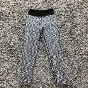 Träningsbyxor - Jättefina träningsbyxor från stadium. Sitter bra och mycket stretchiga. 😁 nypris kostade de 199kr 