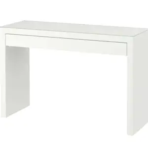 Säljer mitt sminkbord ifrån Ikea, säljs pga att jag ska flytta, köptes för 995 men kan sälja för 290 