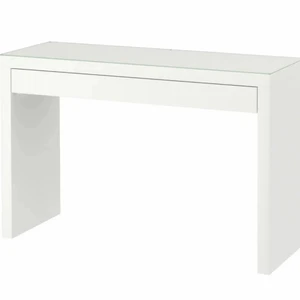 Sminkbord  - Säljer mitt sminkbord ifrån Ikea, säljs pga att jag ska flytta, köptes för 995 men kan sälja för 290 