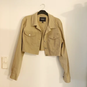 Beige jacka - Beige avklippt jacka säljes! 🌻 40kr plus 65kr i frakt 📦 