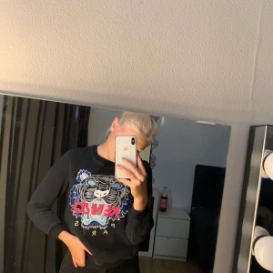 Kenzo tröja  - En fin äkta kenzo tröja, köpt för ungefär ett år sedan säljer då den är för kort i armarna. Buda på!💞