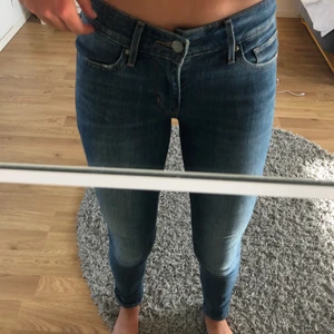 Levis jeans  - Säljer mina fina Levis jeans som tyvärr blivit lite försmå💓 de är modell 711 slim i storlek 24💓 Köpare står för frakt elller möts upp i gbg!