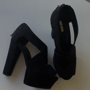 Klackar/ High heels  - Svarta höga klackar. J*vligt fina😍 enkla att gå i.                      8/10 bekväma- 9/10 skick. 11-12 cm + plattform 