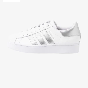 Adidas sneakers - superstar  - Köpt på Nilson Shoes för 995kr. Väl använda samt några slitningar, men utöver det är de i bra skick. Kan gå ner i pris vid snabb affär. 