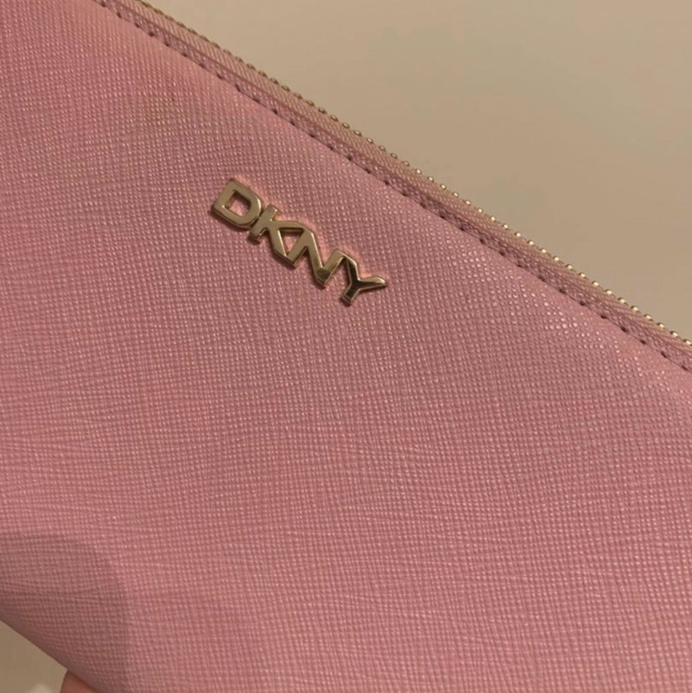 Nästan helt ny DKNY plånbok. Använd Max 2 gånger. Så gott som ny. Kan fraktas men ni står för frakten. Jätte fin ljusrosa färg. 💕 pris kan diskuteras vid snabbaffär . Övrigt.