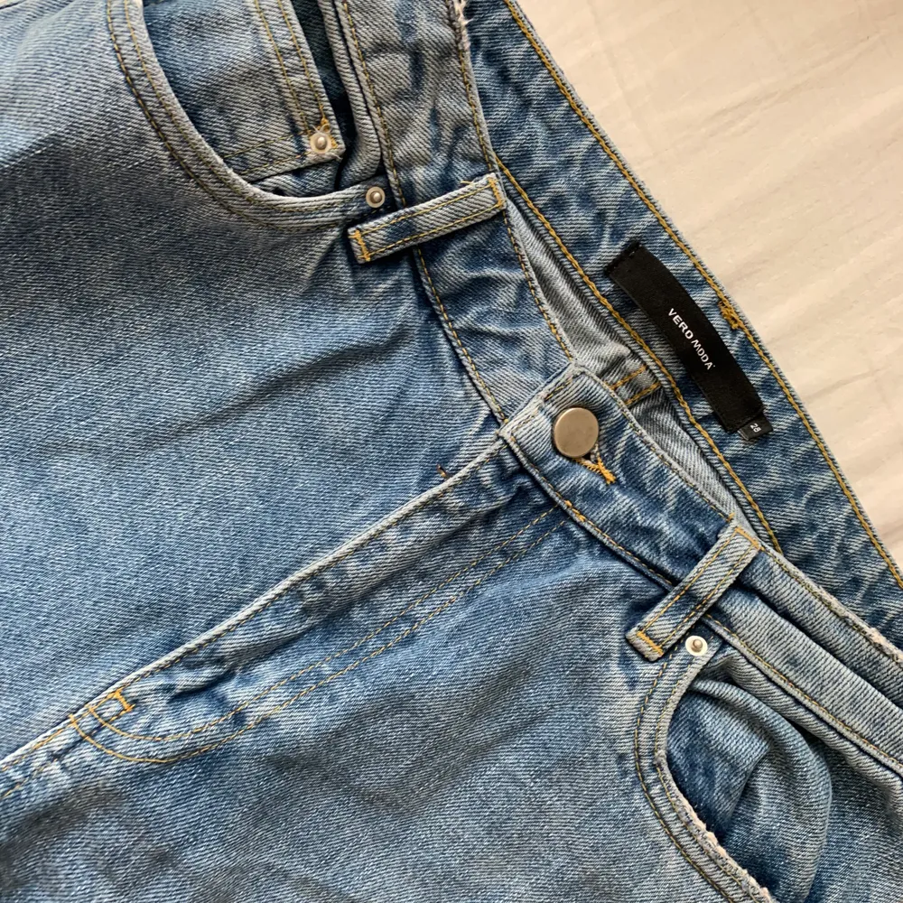 Säljer dessa fina jeans som tyvärr är för små för mig 💞. Jeans & Byxor.