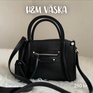 H&M väska - H&m väska nästintill ny. Använd 2-3 gånger. Pris kan diskuteras vid snabbaffär 🖤