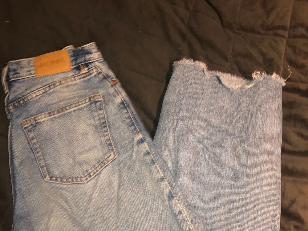Snygga jeans ifrån monki som jag själv har gjort en slitning i. Köparen står för frakten. Jeans & Byxor.