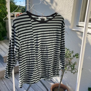 Randig HOPE-tröja  - Jättefin tröja från märket Hope som jag köpt second hand! Ärmarna är trekvartslånga då dom var klippta så när jag köpte dom. Är i fint skick o har bara använt den nån enstaka gång!🌟💚