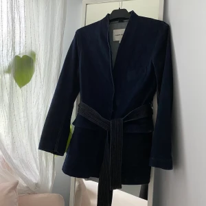 Jeansjacka - Endast använd ett fåtal gånger. Storlek 34 men passar även 36. Stängs med knappar.  📬 Frakt 63 kr.