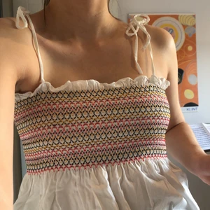 Linne - Sött linne med rynksöm/”scrunchie”som med mönster på.  Storlek 38 men passar xs-l. Justerbara band som också går att gömma om man inte vill ha dem. 