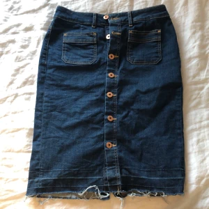 Jeanskjol - Snygg midi jeanskjol från hm köpt för några år sedan. Säljer på grund av kommer inte till användning. 50kr exkl frakt. Markerar midjan snyggt och framhäver kurvor! 🍑