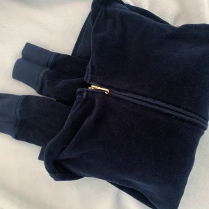 Juicy couture kofta - Säljer min Juicy Couture kofta i storlek xs! Säljer pga den ej kommer till användning längre. Har inga tryck osv. Använd men i bra skick! Köparen betalar för frakten😇 pris kan diskuteras vid snabb affär