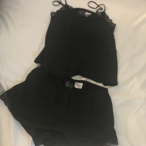 Pyjamas/ linne, shorts set - Set med linne och shorts, använda ca 2 gånger. Nyskick. Frakt ingår