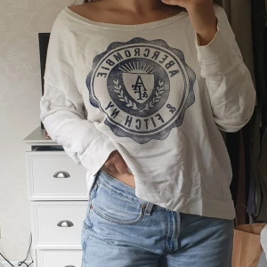 Sweater - En snygg oversized sweater från Abercrombie and Fitch. Väl använd därför lågt pris. Storlek L men funkar som oversized för de i storlek S-L.