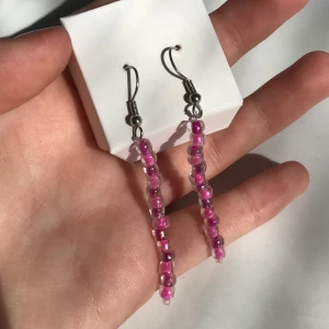 Örhängen  - Handgjorda söta örhängen. 20kr + frakt 11kr (tar bara swish)