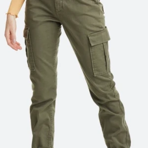 Cargopants storlek:34 - Säljer mina supersnygga & sköna cargopants från bikbok! Kommer inte till användning, bra skick & färgen är fortfarande väldigt bra 💓 hör av dig vid intresse, nypris:399kr