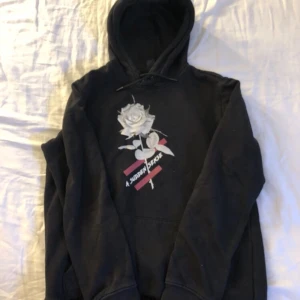 Hoodie - Sparsamt använd. Lite urtvättad i färgen men ser mer ut som att det ska vara så. 20 kr + frakt