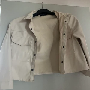Kort kroppad skinn jacka  - En fin tunn skinnjacka som är i storlek M står de men skulle säga att de mer är en xs-s. Aldrig använd. Frakten kostar 66kr 