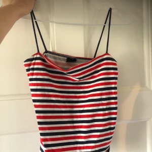 Scarlet Singlet-linne - Gina Tricot  - Rött, blått & vitt-randigt linne, använt ett fåtal gånger, i väldigt bra skick :)) 50kr + frakt! 