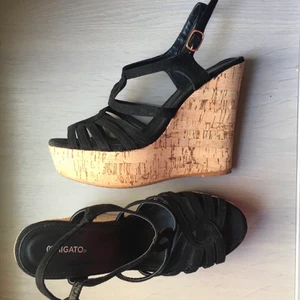 Kilklackar strl 38 - Använda en gång, säljes då jag inte har någon användning för dem. Sitter stadigt på foten. Klackhöjd 12,5 cm (mätt från inner-till yttersula). Fakt tillkommer beroende på var du bor.