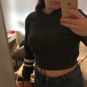 Hoodie - Grön hoodie som varit min favorit tröja en lång tid men är lite liten och tajt för mig numera 🙄