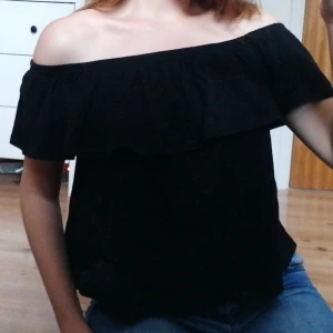 Off shoulder tröja  - Tröjan är väldigt stretchig, så kan passa många storlekar. Köparen står för frakten🤗