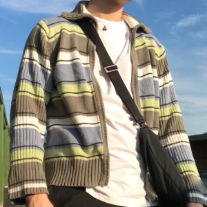 Stickad kofta - Skitsnygg stickad kofta. Älskar den men är alldeles för liten för mig! 🧤