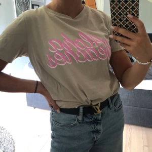 T-shirt med tryck - Beige t-shirt med trycket ”Aloha beaches” från Gina Tricot, FRAKT INGÅR I PRISET, kontakta för fler bilder eller frågor, buda gärna