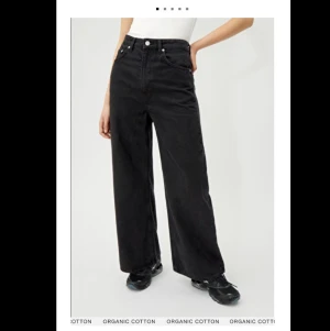 Weekday ace jeans! - Intressekoll på dessa vida jeans från weekday i modellen ace, storlek W27 o L30. Använda ett fåtal gånger men säljer lågt då jag vill bli av med dem snabbt. Pris 200 inkl frakt, lite korta på mig som är 172 o midjan är som en 26/27🧚‍♀️ 