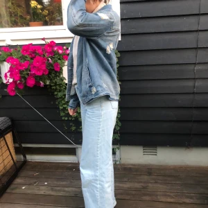 Forever21 jacka - Forever21 jeansjacka med slitningar i strl S som sitter fint oversized. I fint skick, frakten står köparen för💕