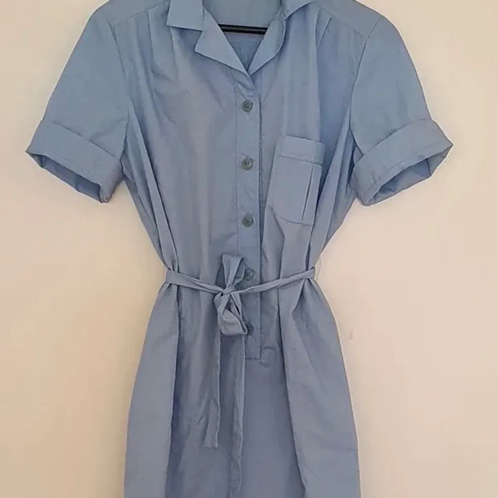 Säljer alla kläder jag har och denna ljusblå klänning ger riktigt somriga vintage vibes 💙 köpt på plick så lånar bilder! Kan frakta eller mötas upp i Uppsala 🌸. Klänningar.
