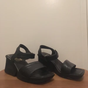 Sandaler med klack, Stl 37 - Bekväma sandaler, slitna på sulan se på bild tre