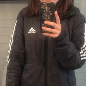 Addidas jacka - Addidas jacka köpt på stadium för 800 kr. Storlek M och i jätte bra shick, den sitter oversized. Budgivning börjar vid 300 kr, köpare står för frakt.