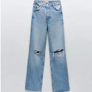 Helt nya trendiga zara jeans med hål på knäna! Slutsålda på hemsidan i strl 34,36,38! Endast testade HELT nya! Bud börjar från 380 kr om fler blir intresserade blir det budgivning!🥰 LEDANDE BUD: 400 kr