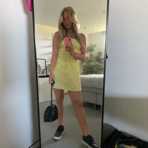 Gul klänning - superfin kortare klänning men söta detaljer!! Endast använd 1 GÅNG!! Frakt tillkommer 