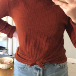 Tröja från zara - Säljer denna tröja från zara. Fint skicka använd kanske 2 gånger. Tvättas såklart innan. Frakt tillkommer. Slut överallt