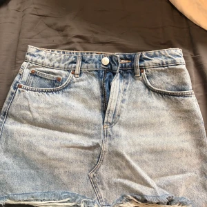 Jättefin Jeanskjol med slitningar - Jättefin jeanskjol med slitningar från Zara i väldigt gott skick. Strl M✨