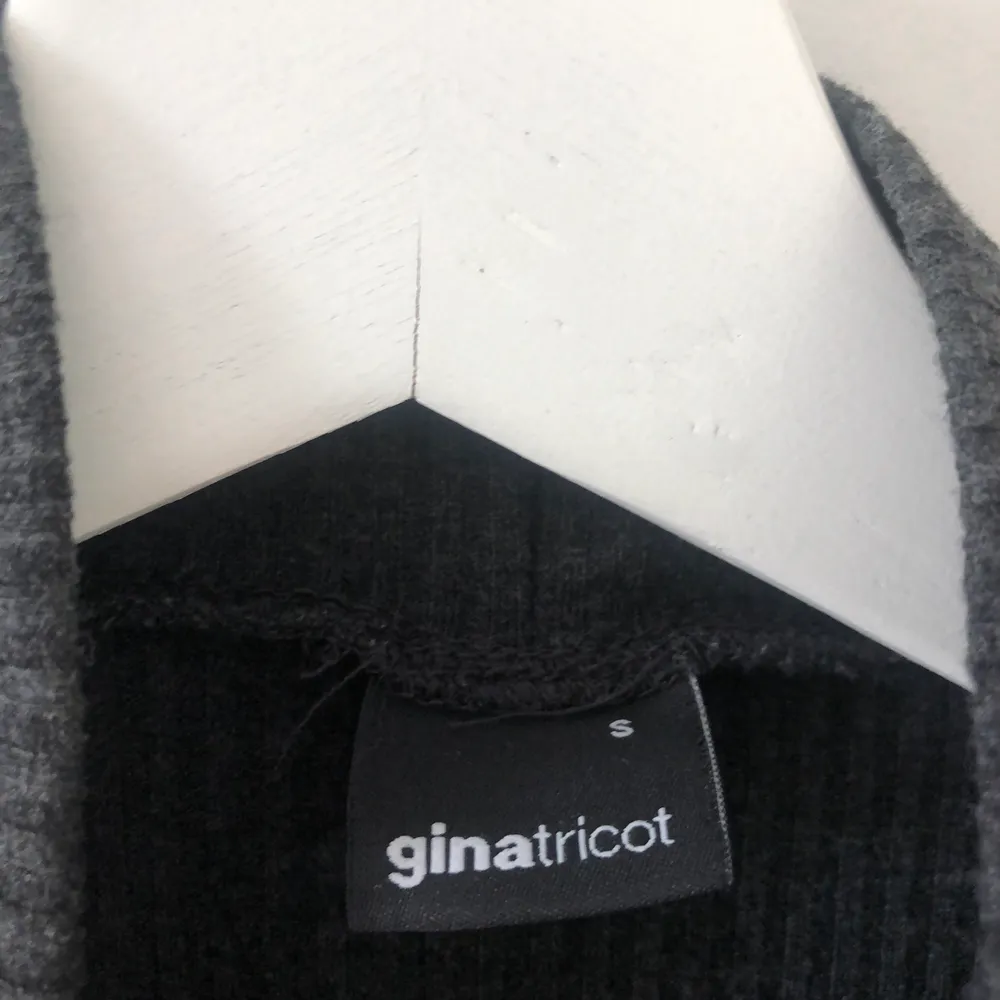 Väldigt fin mörkgrå ribbad klänning från Gina tricot med en liten polokrage. 80 kr + frakt✨. Klänningar.