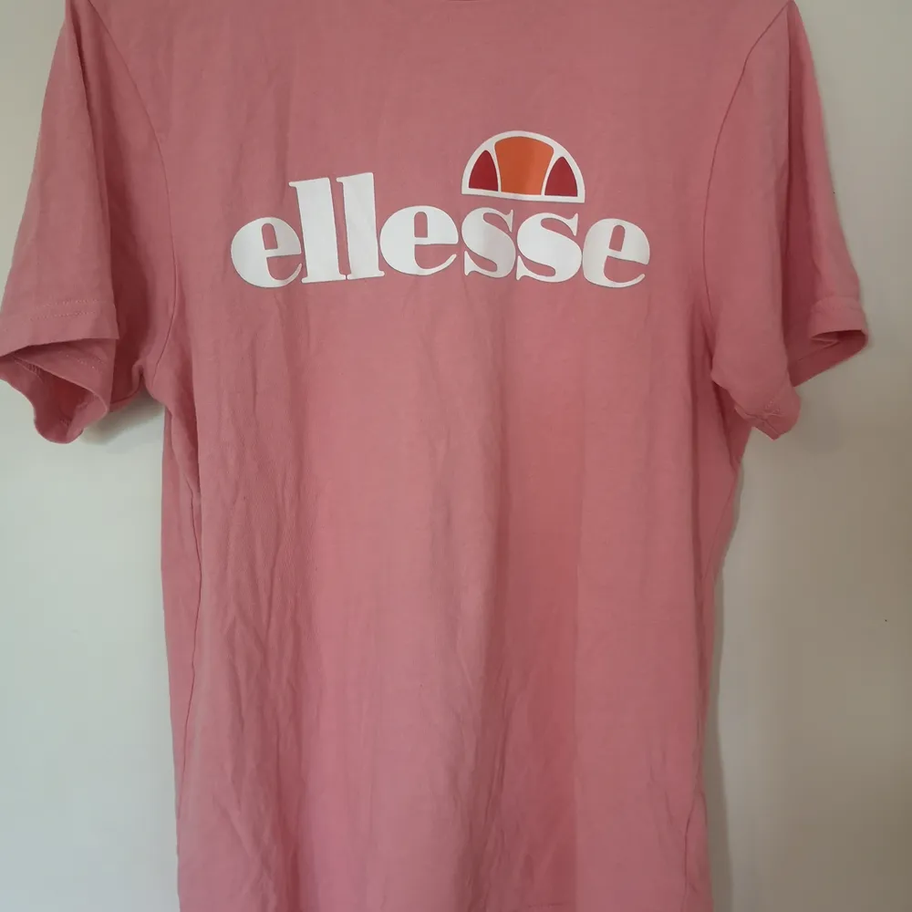 Snygg rosa tshirt från ellesse som endast är använd några fåtal gånger. Den är alltså i väldigt fint skick! Köparen står för frakt 😊. T-shirts.