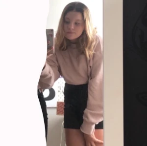 Hoodie  - En långarmad tröja från carlings 🥰 köpt för 250kr men mitt pris är 150kr! (Märkes hoodie)