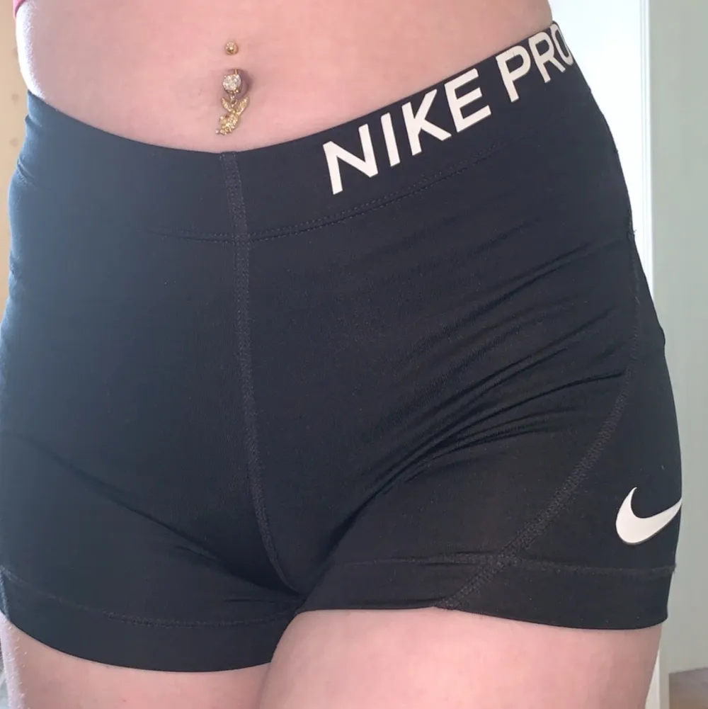 Säljer mina Nike pro shorts i stl xs då dem inte passar mig. Superfint skick och knappt använda!😎 Frakt 36kr. Shorts.