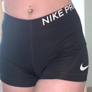 Nike pro shorts xs - Säljer mina Nike pro shorts i stl xs då dem inte passar mig. Superfint skick och knappt använda!😎 Frakt 36kr