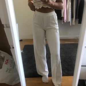 Vita kostymbyxor  - Jättefina vita kostymbyxor från berska. Fint skick. Storlek S. 