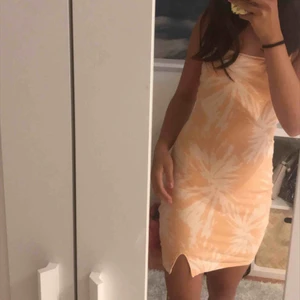 Sommarklänning  - Superfin softgirlklänning i storlek xs, supersöt och framhäver kurvor! Har aldrig kommit till användning därför säljer jag:) buda i kommentarerna🌊🌱💗