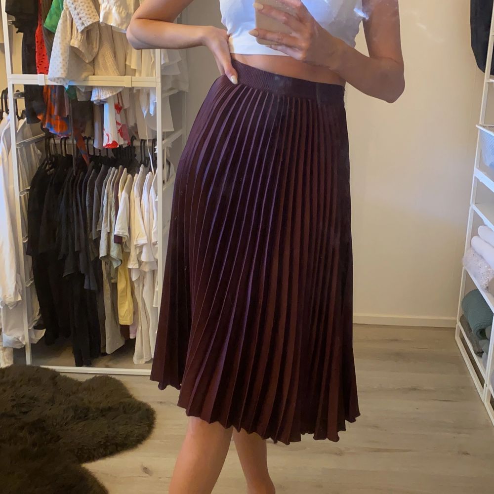 Vinröd plisserad kjol | Plick Second Hand