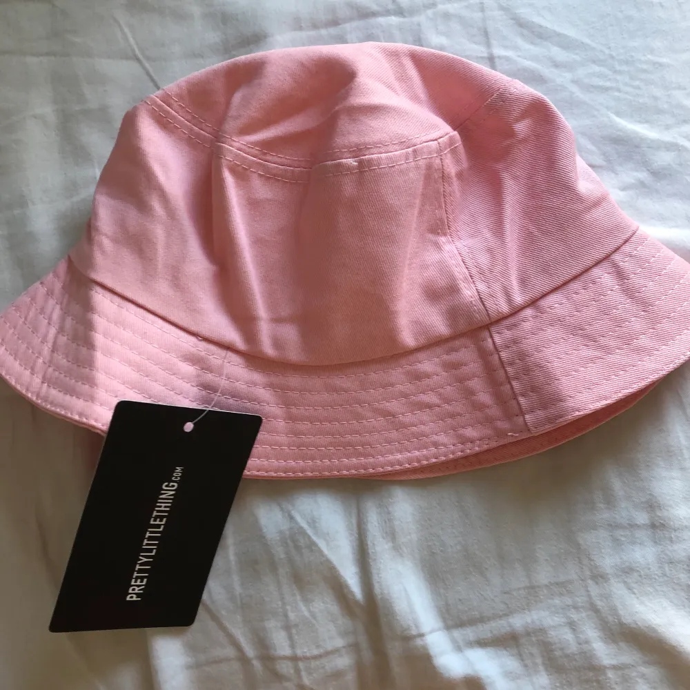 rosa bucket hat från prettylittlething med lappen kvar.. Accessoarer.