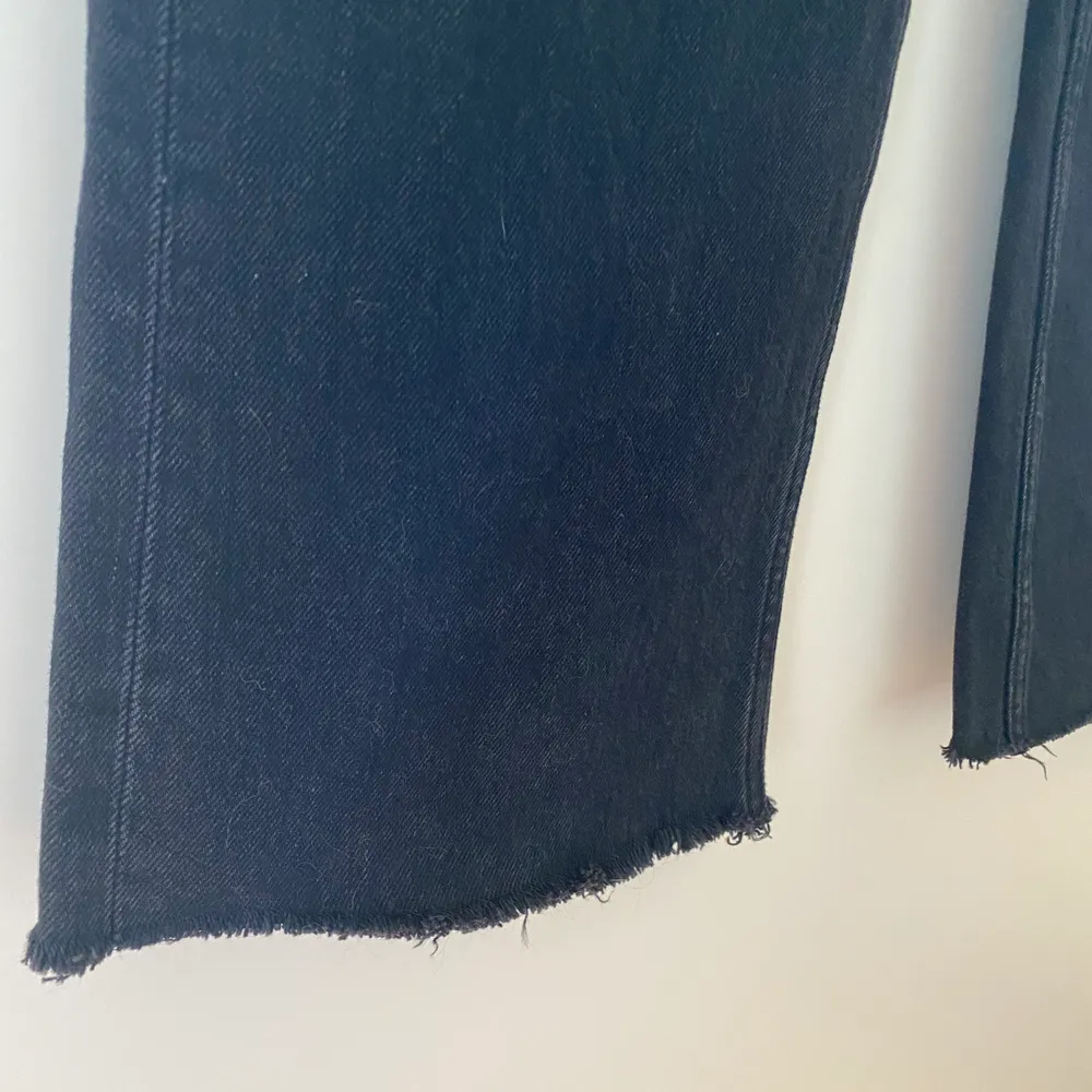 Svarta jeans från Monki, modellen Yoko. Stl 25. 100% bomull. Första bilden är lånad. Har klippt av byxbenen en decimeter, så innerbenslängden är 72 cm (de passar mej som är 162cm perfekt). Använda men i bra skick. Skickas mot 63kr porto.. Jeans & Byxor.